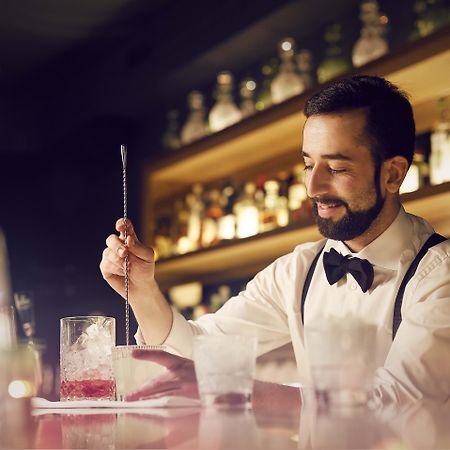 Pulitzer Amsterdam Hotel Ngoại thất bức ảnh A bartender at work