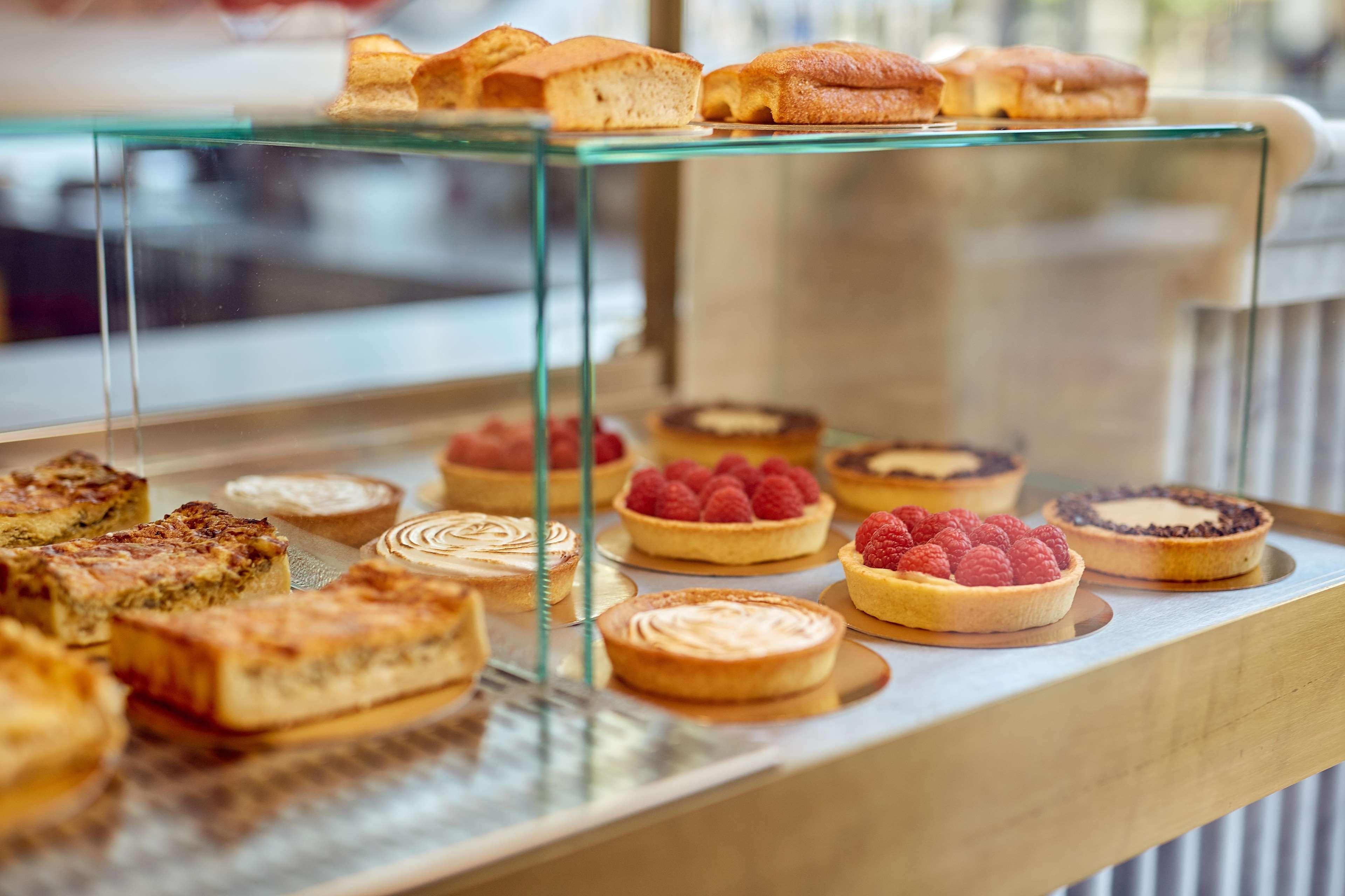 Pulitzer Amsterdam Hotel Ngoại thất bức ảnh A display of pastries
